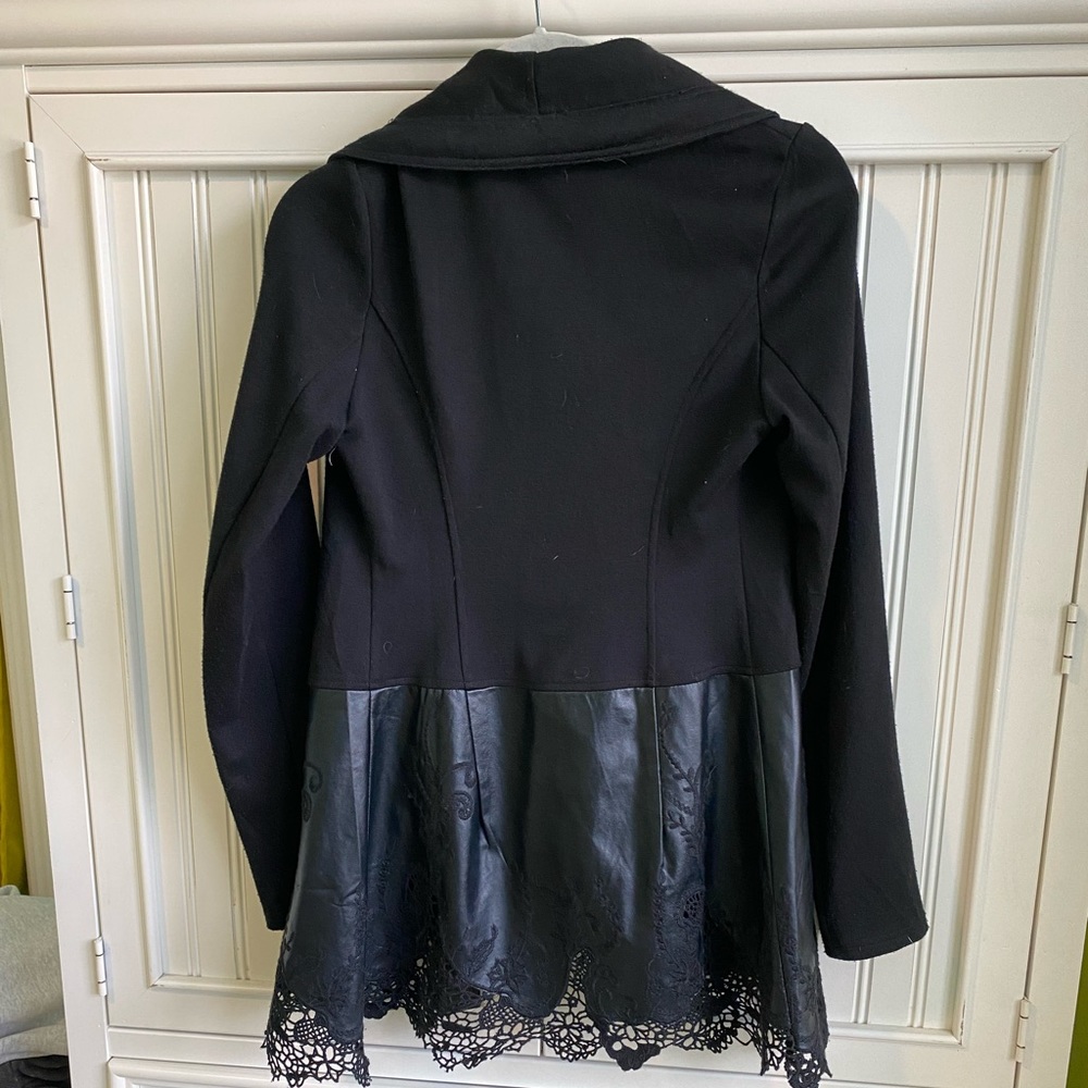 Stylish Black Jacket. - image 2